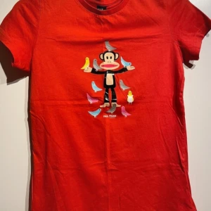 Röd t-shirt från Paul Frank - Röd t-shirt från Paul Frank! Supersöt och bra kvalite💕 Pris går alltid att diskuteras, tröjan sitter ”tajtare” så funkar även på S