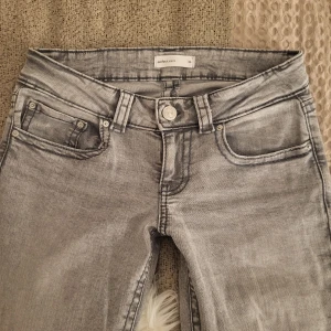 Grå bootcut jeans - Bootcut jeans från Gina tricot, använd ett fåtal gånger🤍