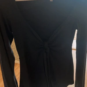 Svart design by si tröja  - Svart knyt topp från design by si. Sparsamt använd💕strl: xs/s