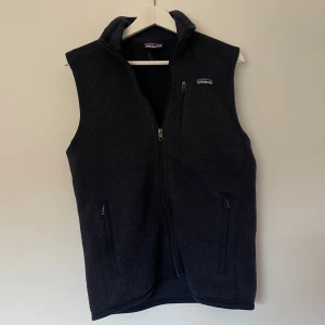 Patagonia fleece väst - Säljer denna sjukt snygga patagonia fleece västen i färgen mörkblå i storlek XS. Västen är i väldigt bra skick, fins möjligtvis endast lite tecken på användning.  Ny pris ca 1500kr. Tveka inte att kontakta vid frågor eller bilder💬😄.