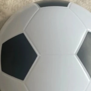 Fotboll i klassiskt mönster - Säljer en tak lampa i fotbolls mönster