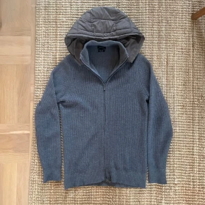 Massimo Dutti cardigan - Säljer nu min väldigt eftertraktade cardigan från Massimo Dutti. Storleken är M, men passar även S. Skicket på cardiganen är väldigt bra, då den endast har använts ett fåtal gånger. Va inte rädd för att skriva vid funderingar! 😁