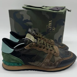 VALENTINO ROCKRUNNERS - Valentino Rockrunners- Skick: 9/10 - Tillbehör: Enbart Skorna  - Storlek 42 sitter som 43 - Nypris ca 7500kr - Deluxecloset