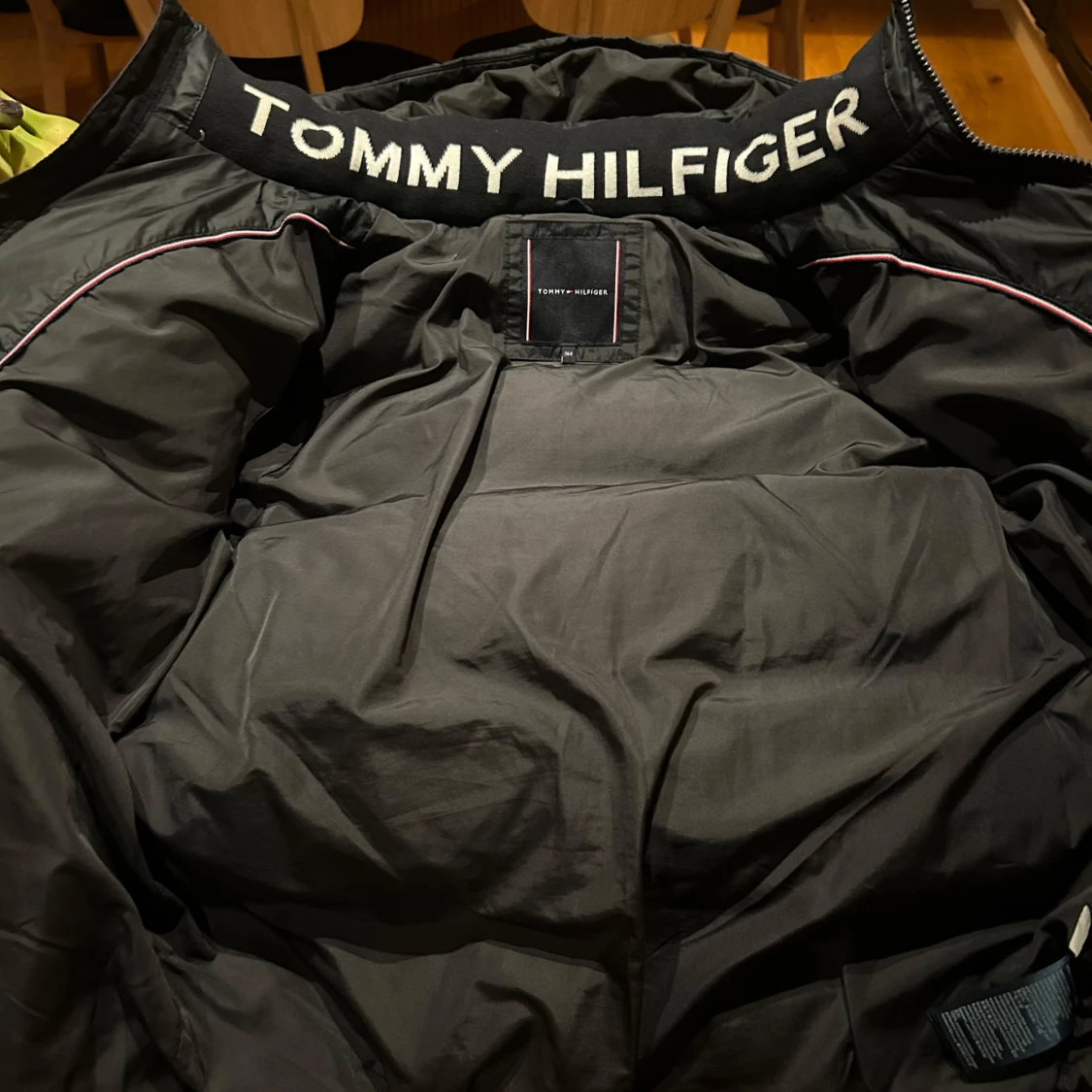 Svart pufferjacka från Tommy Hilfiger - 2