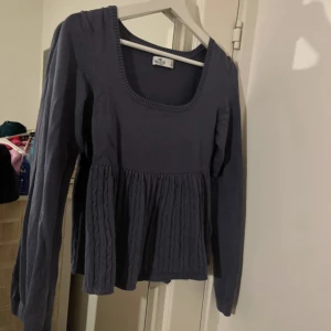 Vintage babydoll tröja från Hollister - Säljer en vintage mörkblå babydoll tröja från Hollister med långa ärmar och ribbad nederdel.