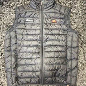 Ellesse vest  - En fin Ellesse vest som är i bra skick, skicka pris förslag!