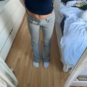 Grå bootcut jeans - Supersnygga låga jeans