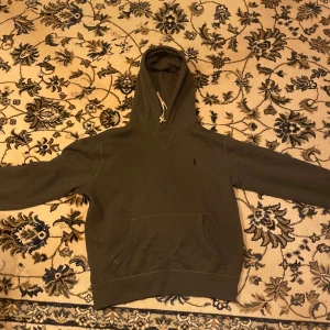 Ralph lauren hoodie - En stilren hoodie från Ralph lauren. Storlek M, tröjan han ings större defekter och är I bra skick. Om du har några frågor skriv till mig! Pris kan diskuteras
