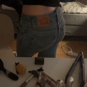 Low waist jeans  - Säljer ett par ursnygga lågmidjade och bootcut jeans från levis!! Dom är använda fåtal gånger och i väldigt bra skick. Storlek w24. Säljer då dom inte kommer till användning. Nypriset är 950, skicka gärna prisförslag eller skriv för fler bilder💞