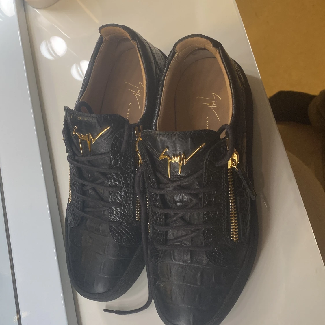 Svarta Guiseppie zanotti öppen för byten - 2