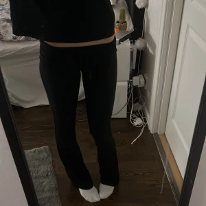 Svarta yoga pants från Gina Tricot - Snygga svarta yoga pants från Gina Tricot i storlek XXS men skulle säga xxs-xs. De är tillverkade i ett mjukt och bekvämt material. Inte alls slitna vid ändarna av benen och använda ca 3 gånger, nypris 460kr. Skriv för mer bilder eller vid frågor! kolla gärna in annat jag säljer💗