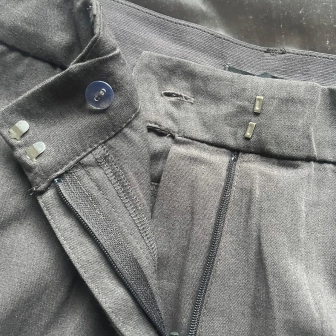 Gråa kostymbyxor  - 2