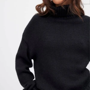 Svart stickad tröja med polokrage - Svart stickad från NAKD, endast provad. Inga fel, men kommer inte till användning! Kan skicka egna bilder om det önskas