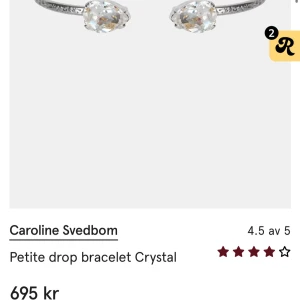 Petite drop armband Crystal från Caroline Svedbom - Elegant armband från Caroline Svedbom med kristallklara stenar i en droppformad design. Armbandet har en stilren och glittrig finish som ger en lyxig känsla. Perfekt för att lägga till en touch av glamour till din look. Aldrig anövnt köptes för några dagar sedan men inte min stil, skicka prisförslag. 