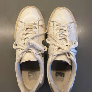 Veja skor - Säljer dessa jättefina Veka skorna med mörk gröna detaljer. Dom är använda men fortfarande ett bra skick. Se bilderna.