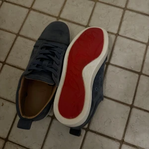 Christian Louboutin skor  - Säljer mina loubs. Storlek 45. Fick i sommras. De är i relativt bra skick bara lite crease och lite av sömmen har lossnat med de går lätt att fixa som visas på bild 3/4/5 samt sulorna är lite slitna men inte något som märks. Tveka inte om ni undrar något. Mvh😁