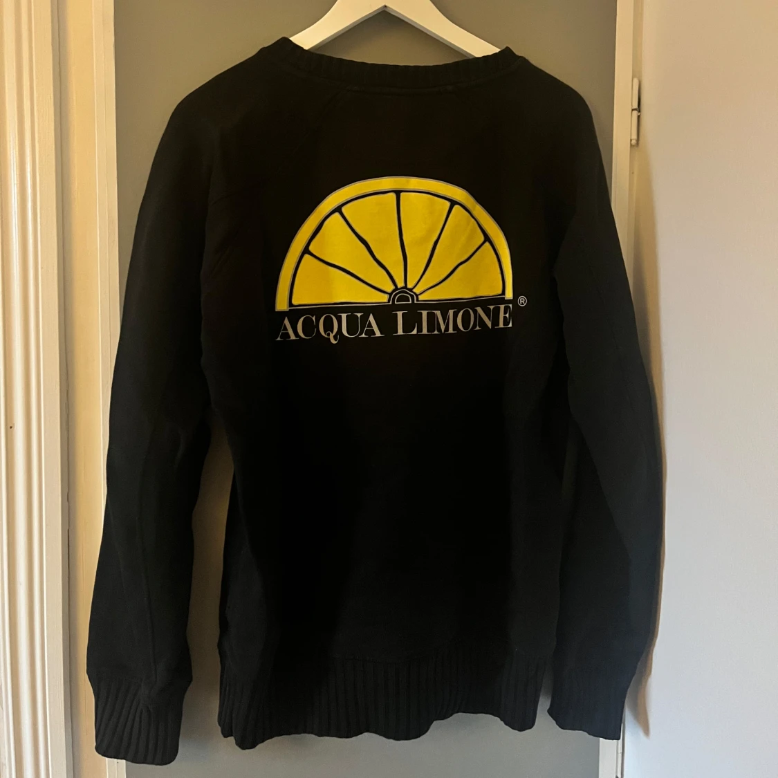 Svart tjocktröja från Acqua Limone - 1