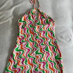 Färgglad klänning från Zara - Säljer en färgglad klänning från Zara med knytning och öppen rygg. Kommer självklart stryka innan jag skickar. Använd endast en gång.