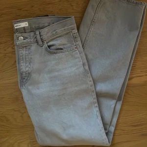 ljusgrå low straight jeans - Säljer dessa ljusgrå jeans från ginatricot i strl 38 då de inte kommer till användning. Dem är i modellen low straight. Dem är i väldigt bra skick knappt använda. Skriv för frågor💞