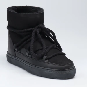 Svarta mocka boots med snörning - Inuikii liknande skor Parkwest äkta mock. Har lagt undan därav lite damm på dem, dem ljusare märken på skorna är från där snören sitter åt. Snygga svarta boots med hög snörning och en robust sula. Skorna har en stilren design med en mjuk insida för extra komfort. Perfekta för kyligare dagar.