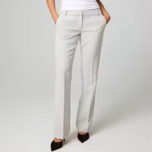 Lågmidjade kostymbyxor - Assnygga beigea kostymbyxor från bikbok med rak passform och låg midja. Säljer pga att dom inte kommer till användning. Jag är ca 160cm men dom är lite för långa för mig.  Strl 38 men skulle säga att de även passar 36! Använda 1-2 gånger och fint skick!!💕