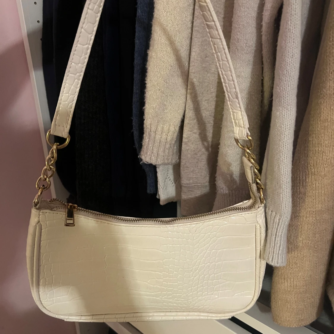 Vit axelväska med krokodilmönster