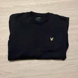 Helt oanvända marinblå sweatshirt från Lyle&Scott - Säljer en oanvänd marinblå sweatshirt från Lyle&Scott