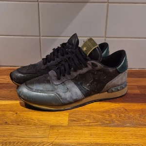 Valentino rockrunners  - Sjukt feta rockrunners | skick 7,5/10 | nypris runt 6000-7000 | endast skorna medföljer | priset kan diskuteras vid snabb affär