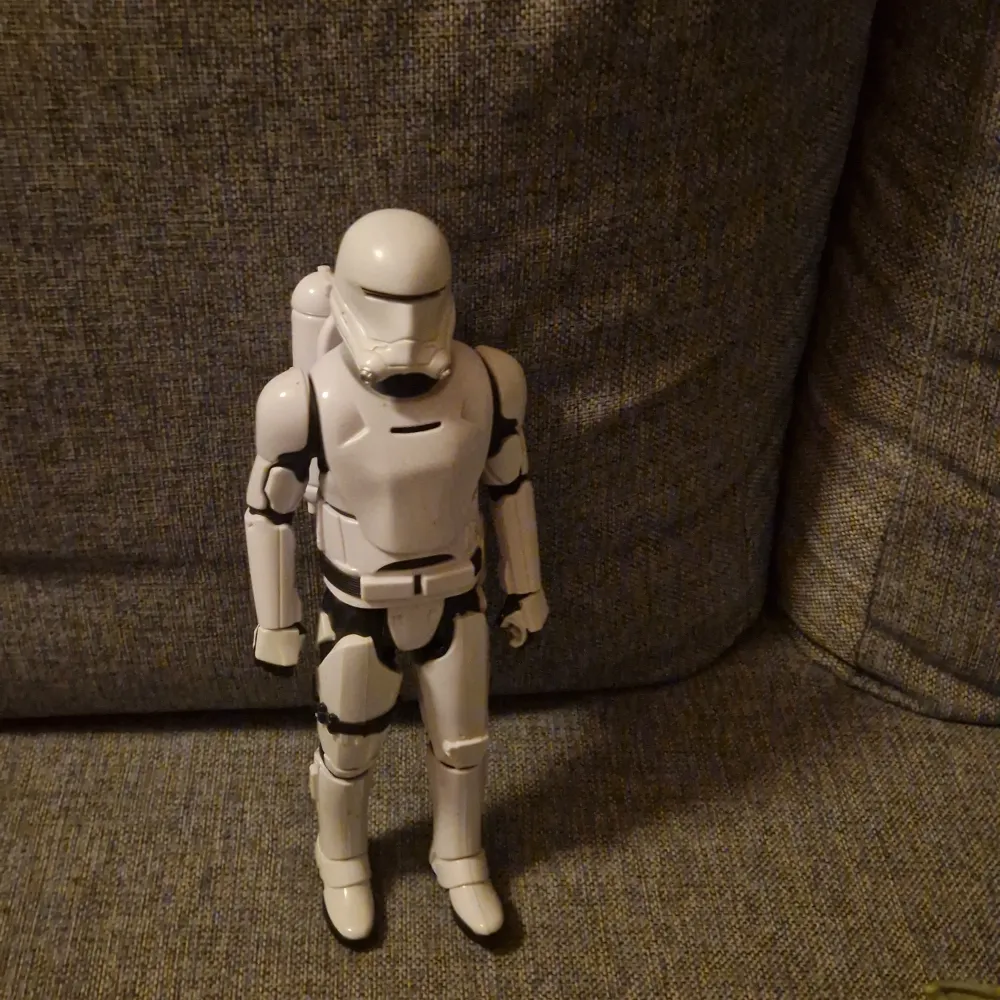Säljer två coola Star Wars-figurer: en stor Yoda med grön hud och beige klädsel, samt en vit Stormtrooper med svarta detaljer. Perfekt för samlare eller Star Wars-fans! 🌟. Muu.