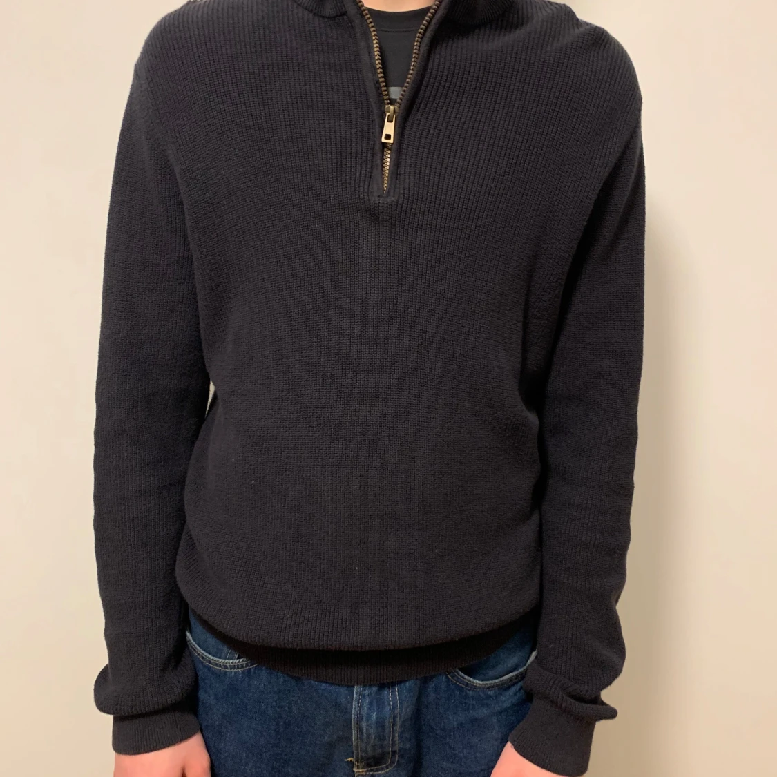 Mörkblå stickad tröja med dragkedja