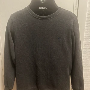 Grå tröja från Ralph Lauren - Säljer en stilren grå tröja från Ralph Lauren. Tröjan är storlek S och endast använd ett fåtal gånger. Säljer för att den är för liten. Pris kan diskuteras vid snabb affär