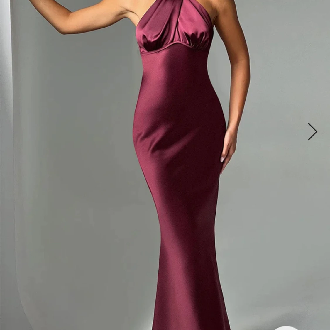 Vinröd långklänning med halterneck