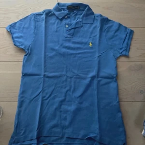 Ralph lauren piké  - Säljer min raulp lauren piké som inte kommit till användning, nypris cirka 1000. Tröjan har inga skador utan bara lite skrynklig på bild i med den legat i garderoben länge. Hör av dig vid övriga frågor