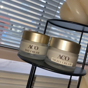 ACO Day och Night Cream Age Delay - Säljer ACO Day Cream och Night Cream från serien Age Delay. Dagkrämen och nattkrämen kommer i eleganta burkar med guldfärgade lock. Perfekt för att vårda huden både dag och natt. helt nya båda för 450