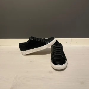Lanvin skor - Lanvin skor 42-43 (uk8)| skick 8/10 fixade med vit skofärg, liten defekt på glans| nypris runt 5000kr mitt pris 2499kr| ingår dustbag| har du frågor är det bara att skriva!
