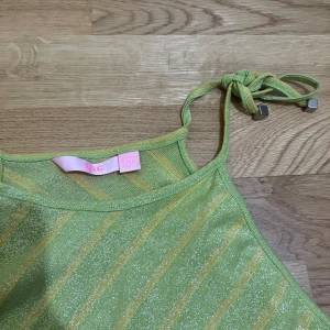 Grön glittrig linne - Snygg grön linne från MNG