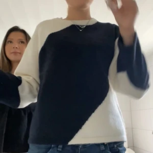 Svartvit tröja - Använd en gång, jättefin 