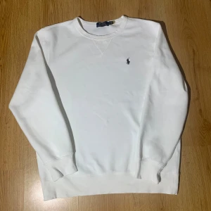  Ralph Lauren - Hej säljer min Ralph luaren tröja som jag inte använder. Den är nästan helt nya har använt några gånger bara 