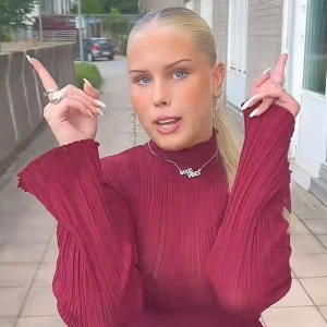 Vinröd tröja - Säljer en stilren vinröd tröja med ribbad struktur. Perfekt för finare tillfällen! Som ny🥰