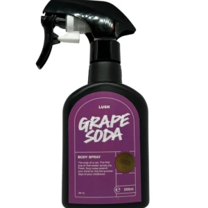 Grape Soda Body Spray från Lush - Grape Soda Body Spray från Lush, en fruktig godis aktig doft. Testad en gång. Limeted edition, 200ml. Luktar godis och vindruva 🍇 