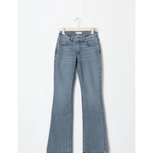 Blå bootcut jeans - Sprillans ny blå bootcut jeans med låg midja. Passar för dig som är 175 cm och längre. Helt oanvänd endast testat ifall den passar. Originalpris 500kr, säljer för 400kr 
