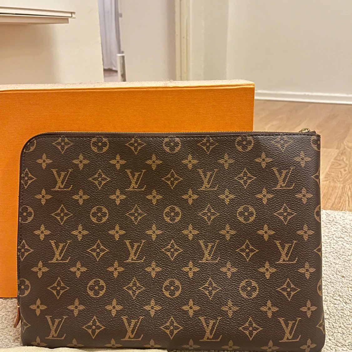 Monogrammönstrad kuvertväska från Louis Vuitton - 1