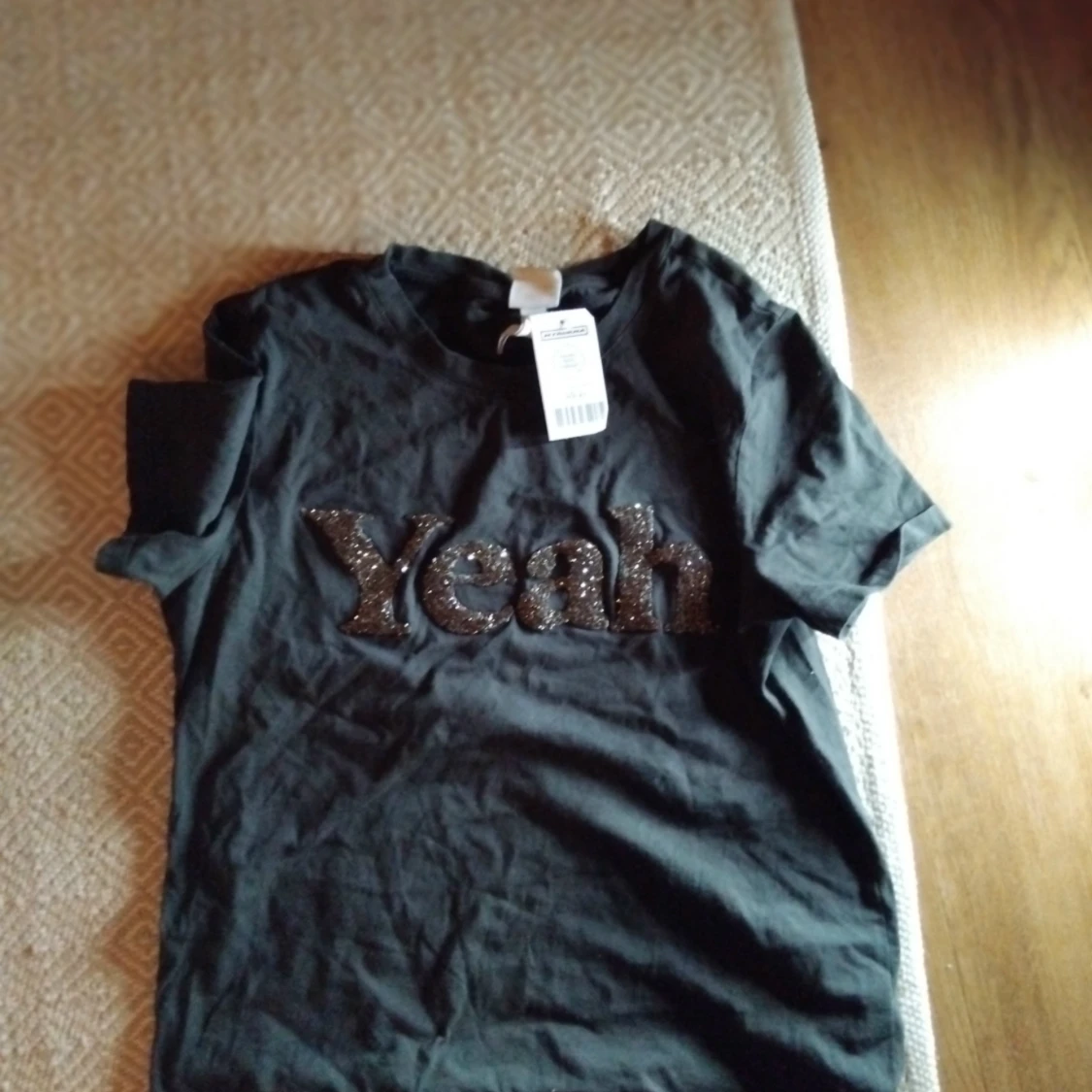 Svart t-shirt med glittrig text