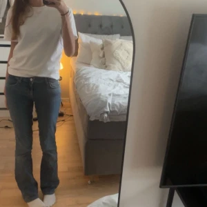 Jeans  - Har tyvärr en liten reva i stjärten 