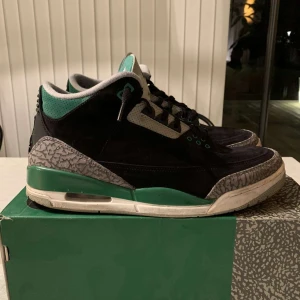 Nike Air Jordan 3 Pine green - Ett par Jordan 3 i färgen pine green. Skorna är använda men i bra skick. Nypriset låg på 4000kr vid köp men har stigit nu och ligger runt 5000. 