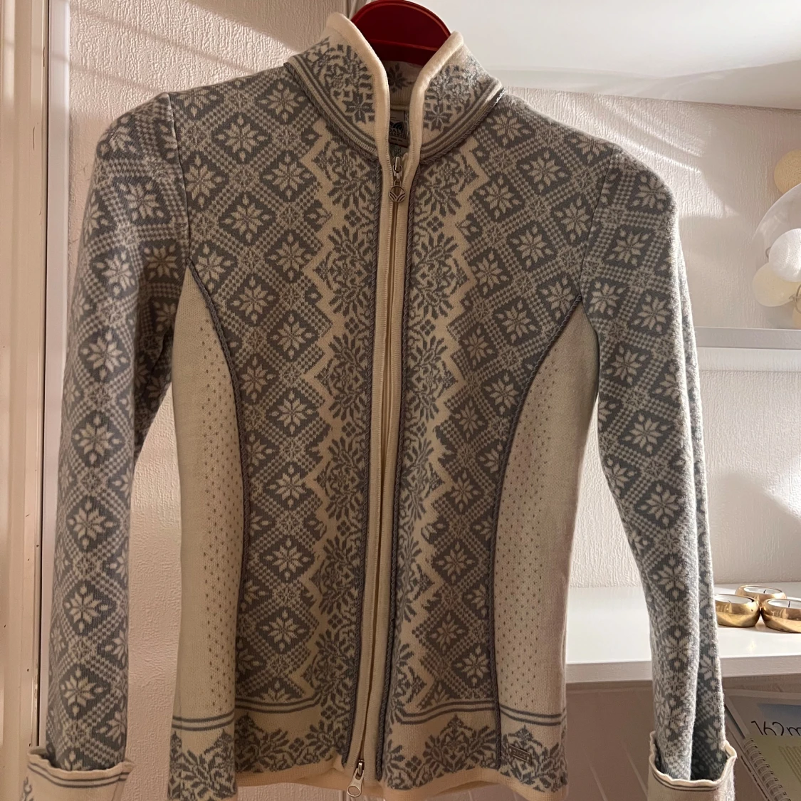 Så fin ljusblå och vit mönstrad kofta från Dale of Norway