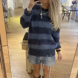 Golden Goose Tröja - Säljer min blå randiga tröja i mohairblandning från Golden Goose. Tröjan har en loose passform och är i bra skick. Kom privat för mer detaljer🩵🩵 Helt slutsåld och svår att få tag på!! Köpt här på plick. ‼️reser 1 juli så passa på o köp‼️