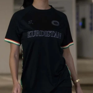 t-shirt med Kurdistan - 80 Olika länder                                                    Svart/Guld                                                               Vit/Guld                                                                     XXSMALL-XXLARGE                                        Unisex Skräddarsydd för en mer elegant känsla. Bekvämt och andningsbart tyg med snabb torkningsfunktion. 100 % polyester. Stretchfaktor 2/3.