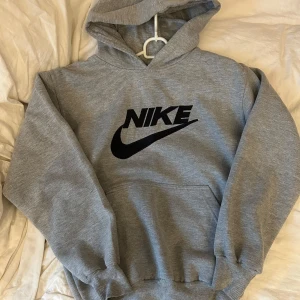 Grå hoodie  - Super snygg Nike hoodie ( inte äkta ) står ingen storlek men skulle säga S 🩷