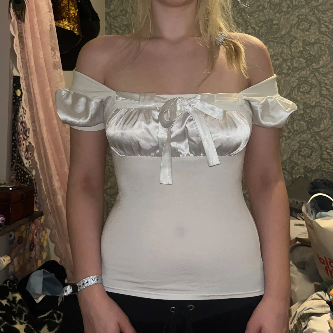 Vit satinblus med rosett - 1